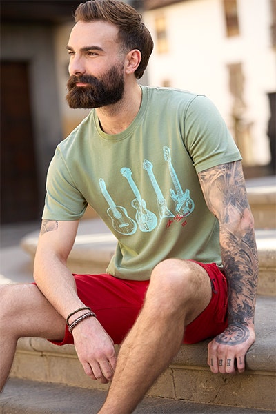 Style graphic t-shirt with shorts
