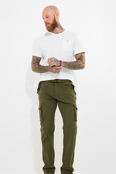 Style graphic t-shirt with cargo trousers