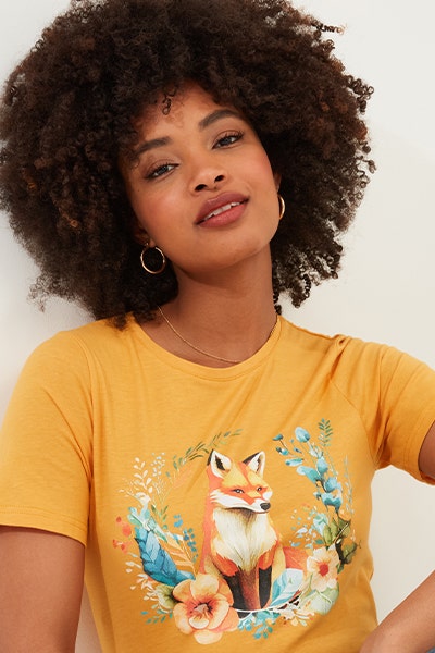 How to style women's graphic t-shirt with accessories