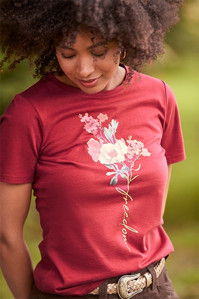 How to style a graphic t-shirt for women